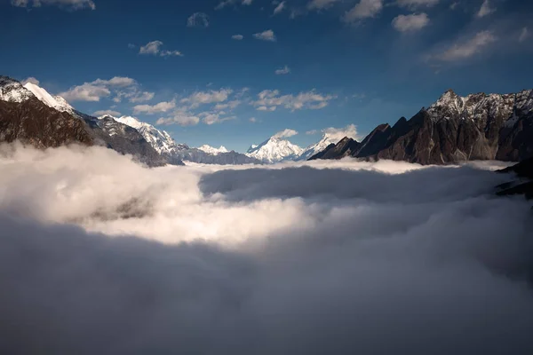 네팔에서 마나슬루 대장정에 구름으로 마나슬루 — 스톡 사진