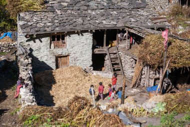 Yüksek Himalalya dağlarda uzak köy
