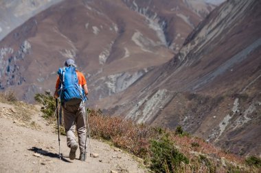 Manaslu devre üzerinde Trekker trek Nepal'de