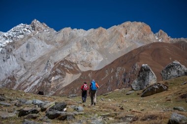 Manaslu devre üzerinde Trekker trek Nepal'de