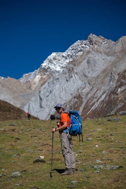 Manaslu devre üzerinde Trekker trek Nepal'de