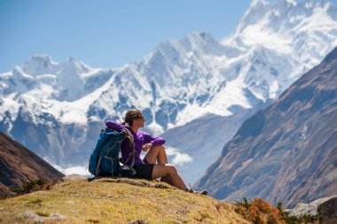 Manaslu devre üzerinde Trekker trek Nepal'de