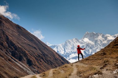 Manaslu devre üzerinde Trekker trek Nepal'de