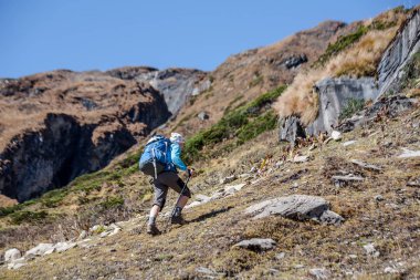 Manaslu devre üzerinde Trekker trek Nepal'de