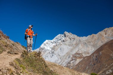 Manaslu devre üzerinde Trekker trek Nepal'de