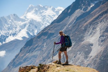 Manaslu devre üzerinde Trekker trek Nepal'de