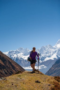 Manaslu devre üzerinde Trekker trek Nepal'de