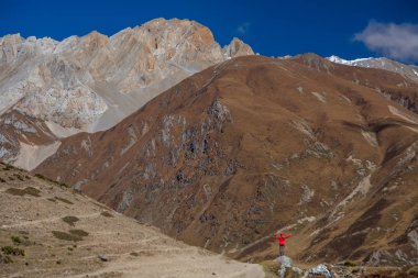 Manaslu devre üzerinde Trekker trek Nepal'de