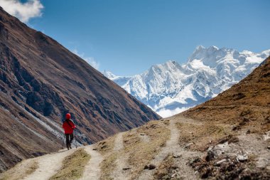 Manaslu devre üzerinde Trekker trek Nepal'de