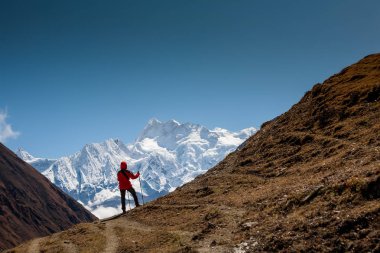 Manaslu devre üzerinde Trekker trek Nepal'de