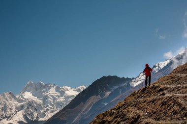 Manaslu devre üzerinde Trekker trek Nepal'de