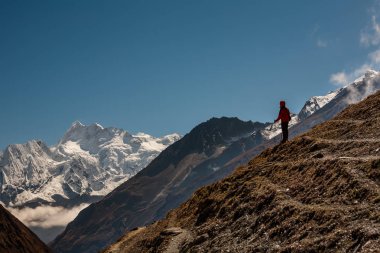 Manaslu devre üzerinde Trekker trek Nepal'de