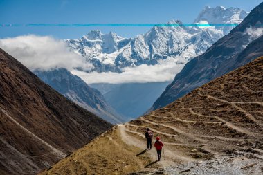 Manaslu devre üzerinde Trekker trek Nepal'de