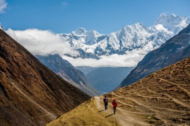 Manaslu devre üzerinde Trekker trek Nepal'de