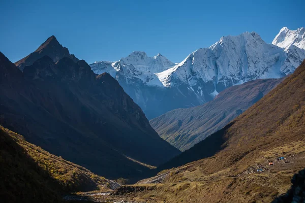 Valle en el circuito de Manaslu trek en Nepal — Foto de Stock