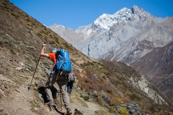 Trekker στο κύκλωμα Manaslu πεζοπορία στο Νεπάλ — Φωτογραφία Αρχείου