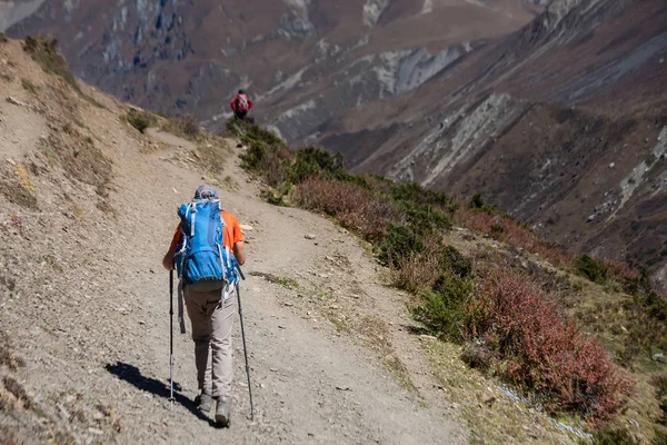 Trekker na okruhu, Manaslu trek v Nepálu — Stock fotografie