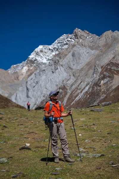 Trekker na okruhu, Manaslu trek v Nepálu — Stock fotografie