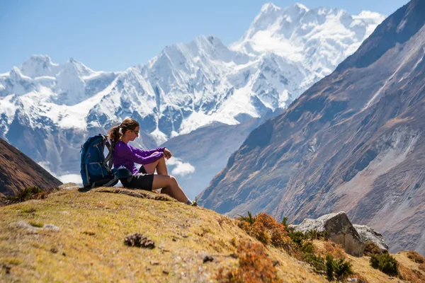 Trekker spočívá na Manaslu circuit trek v Nepálu — Stock fotografie