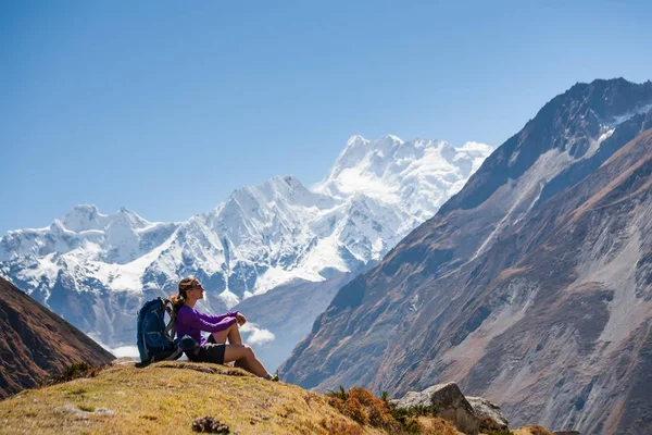 Trekker spočívá na Manaslu circuit trek v Nepálu — Stock fotografie