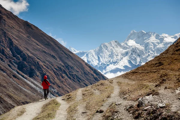 Manaslu devre üzerinde Trekker trek Nepal'de