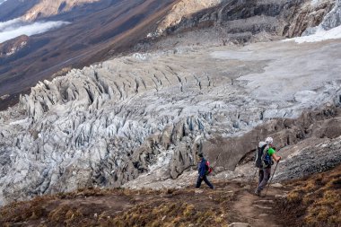 Manaslu devre üzerinde Trekker trek Nepal'de