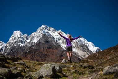 Manaslu devre üzerinde Trekker trek Nepal'de
