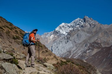 Manaslu devre üzerinde Trekker trek Nepal'de