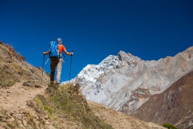 Manaslu devre üzerinde Trekker trek Nepal'de