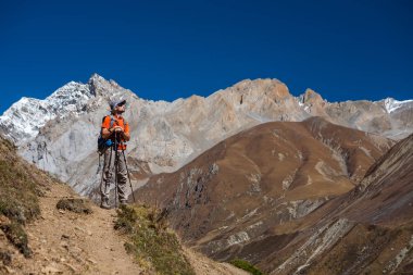 Manaslu devre üzerinde Trekker trek Nepal'de