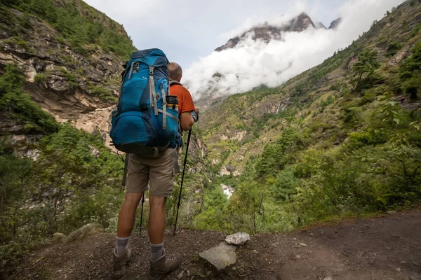 Trekker in lower Himalayas — Stock Photo, Image