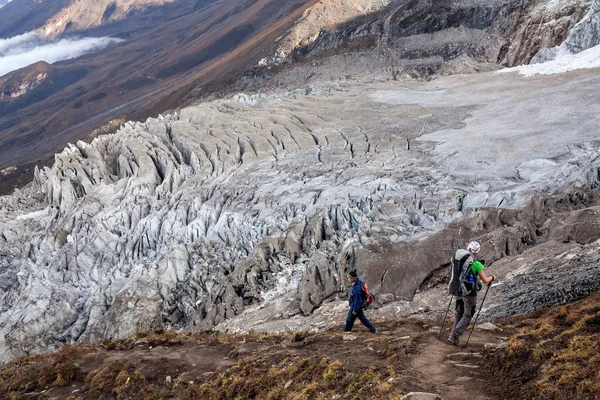 Manaslu devre üzerinde Trekker trek Nepal'de
