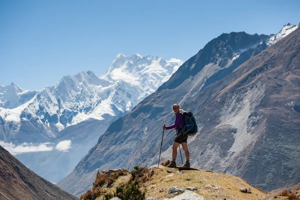 Manaslu devre üzerinde Trekker trek Nepal'de — Stok fotoğraf