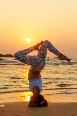 Kafkas kadın pratik Yoga tropic Okyanusu'nun sahil