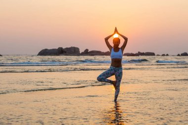 Kafkas kadın pratik Yoga tropic Okyanusu'nun sahil