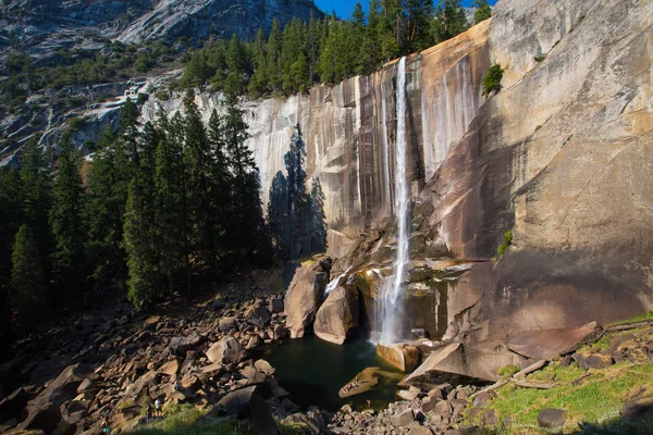Вернал Фоллс в национальном парке Йосемити, Калифорния, США — стоковое фото
