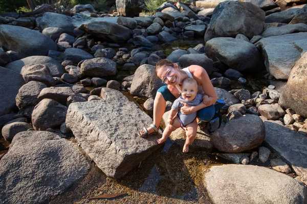 Anya a csecsemő fiát látogasson el a Californi a Yosemite Nemzeti park — Stock Fotó