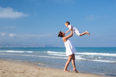 Anne ve oğlu Akdeniz'in sahil eğlenin
