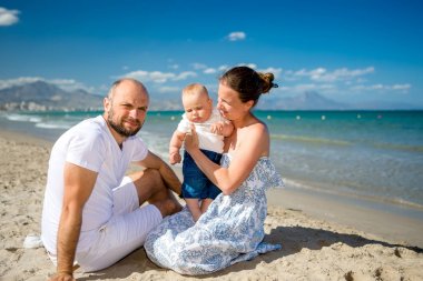 Bir aile Akdeniz sahil eğleniyor