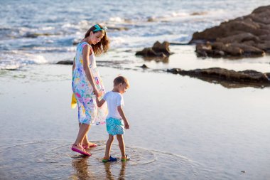 Bir anne ve oğlu Akdeniz sahil eğlenceli sahip olmak 