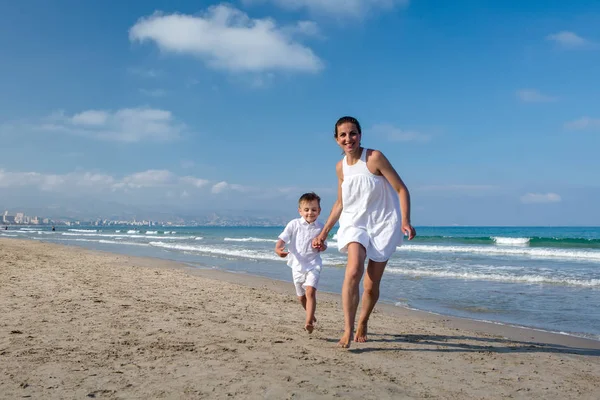 Moeder en haar zoon hebben plezier op de kust van de Middellandse Zee — Stockfoto