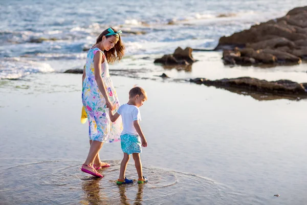 Een moeder en haar zoon is plezier op kust van Middellandse Zee — Stockfoto