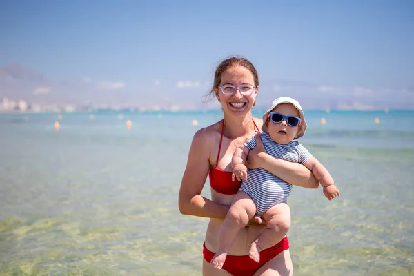 Matka i jej syn zabawy na wybrzeże Morza Śródziemnego — Zdjęcie stockowe