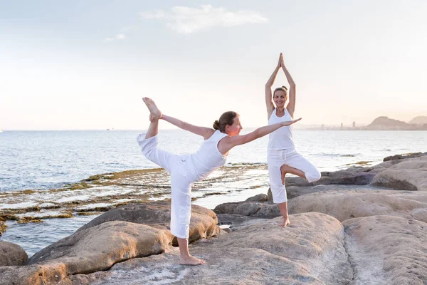 Deux sœurs font des exercices de yoga au bord de la mer de Mediterr — Photo