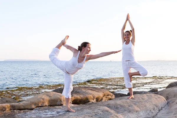 Deux sœurs font des exercices de yoga au bord de la mer de Mediterr — Photo