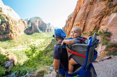 Onun erkek bebek bir adamla Zion national park, Utah doğa yürüyüşü