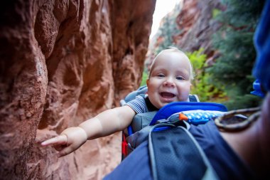 Onun erkek bebek bir adamla Zion national park, Utah doğa yürüyüşü