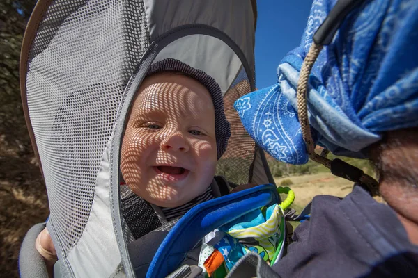 Człowiek z jego chłopca są trekking w Parku Narodowego Zion, Utah — Zdjęcie stockowe