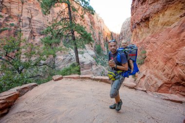 Onun erkek bebek bir adamla Zion national park, Utah doğa yürüyüşü