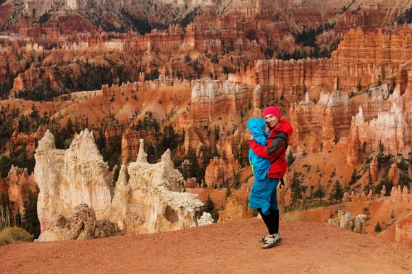 Bir kadınla erkek bebek Bryce canyon Ulusal Pa hiking — Stok fotoğraf